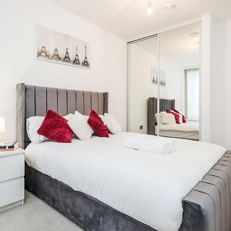 Deluxe Condo Beside 02 Arena And Central Лондон Екстериор снимка